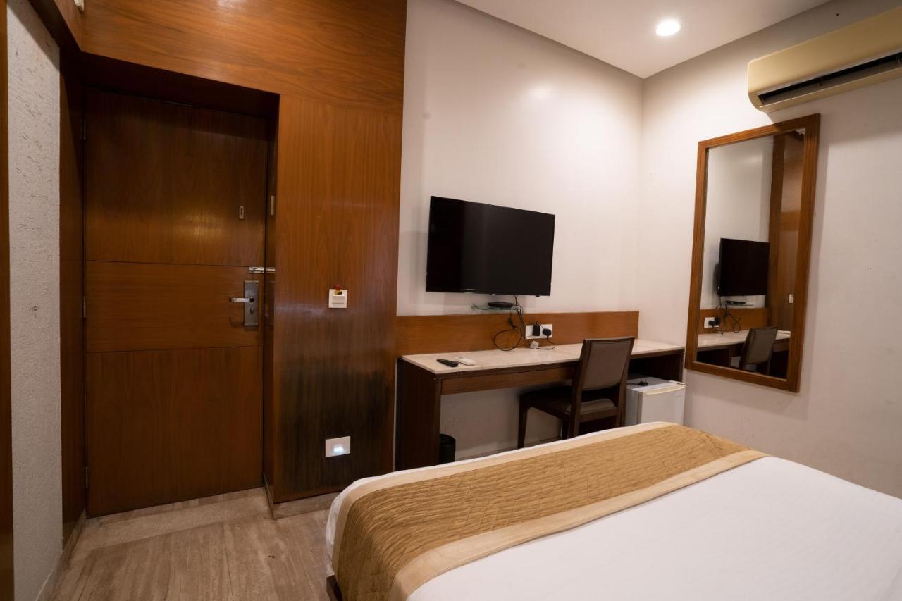 Hotel Kyra Airport アーメダバード エクステリア 写真