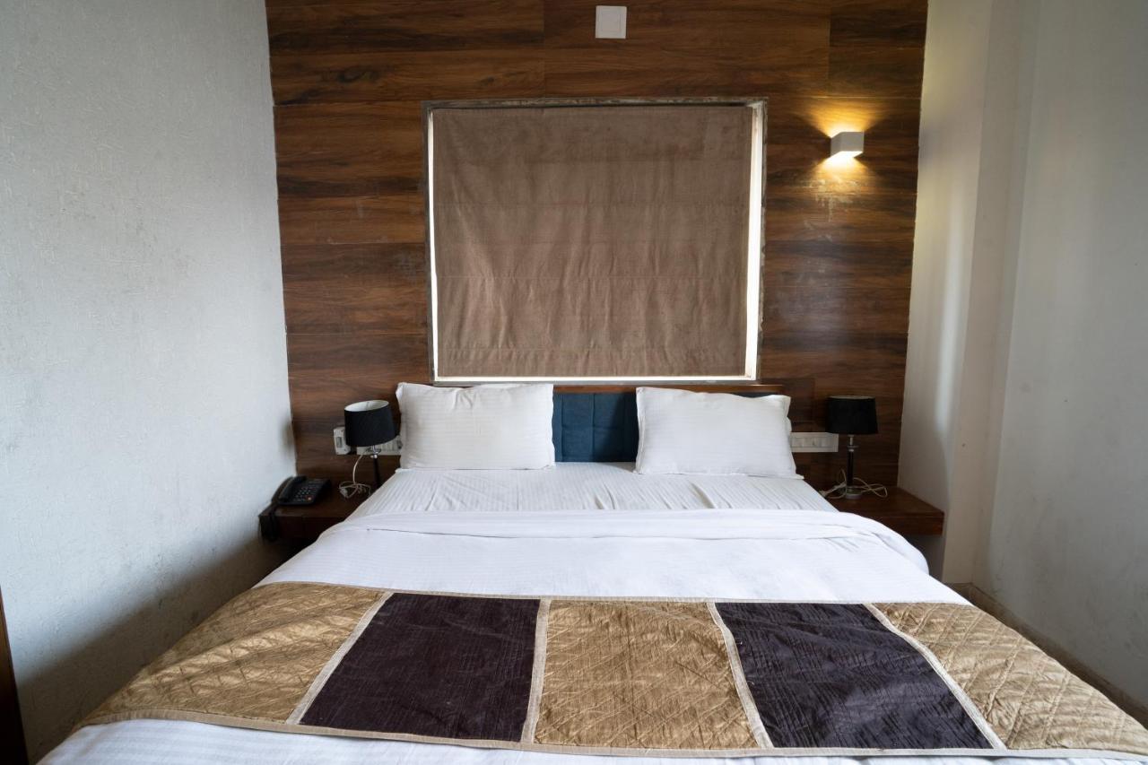 Hotel Kyra Airport アーメダバード エクステリア 写真