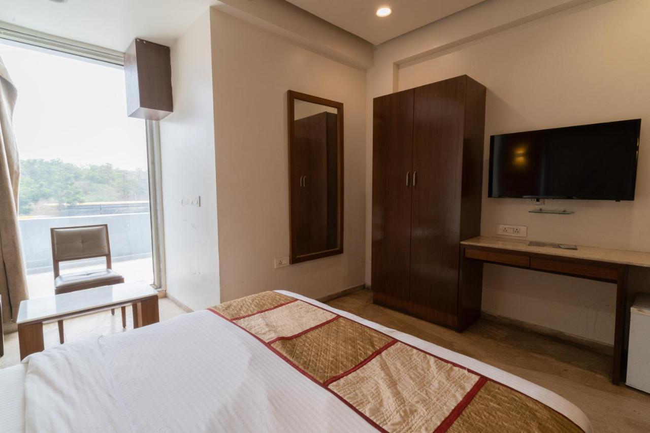 Hotel Kyra Airport アーメダバード エクステリア 写真