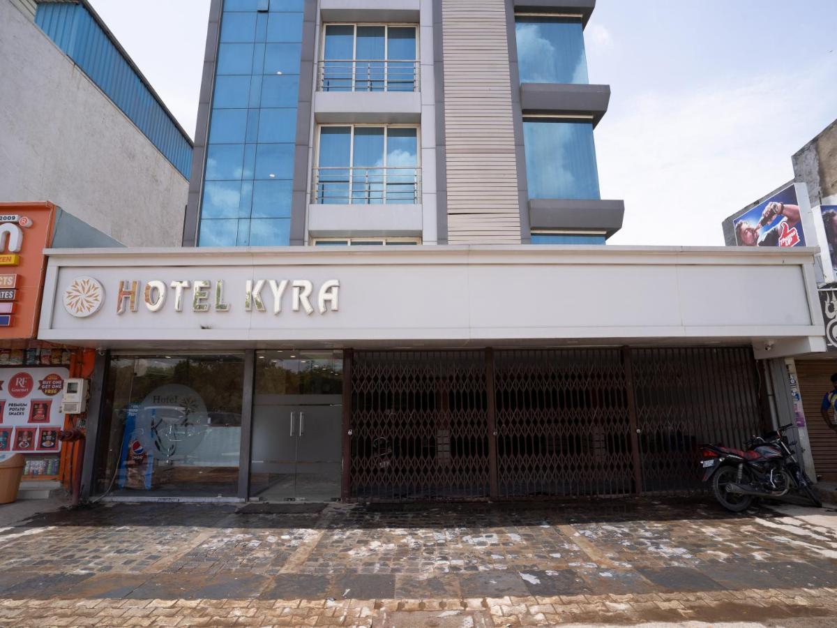 Hotel Kyra Airport アーメダバード エクステリア 写真